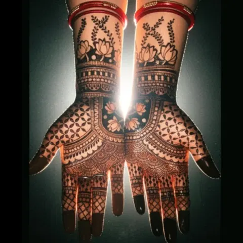 front hand mehndi design