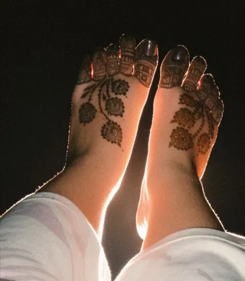 simple back hand mehndi design