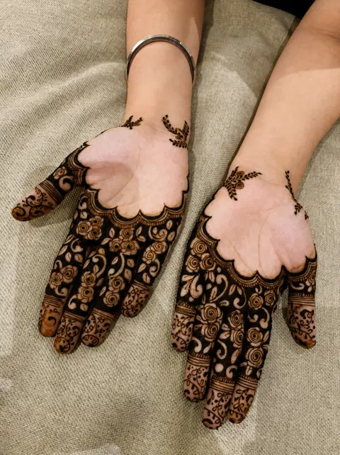 front hand mehndi design