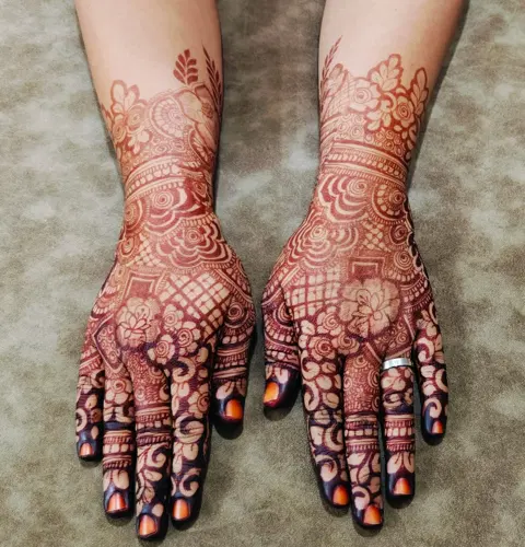 back hand mehndi design