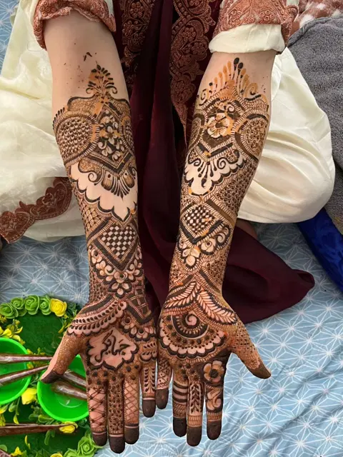 figure front hand mehndi design