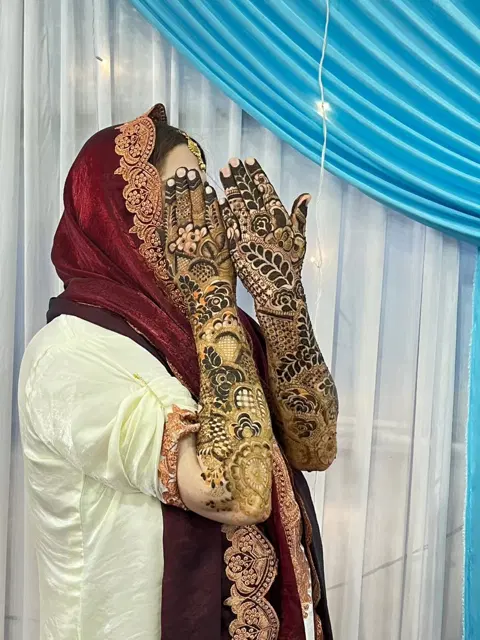 front hand mehndi design