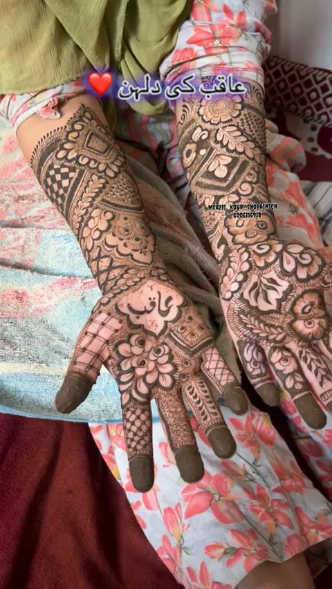 figure front hand mehndi design