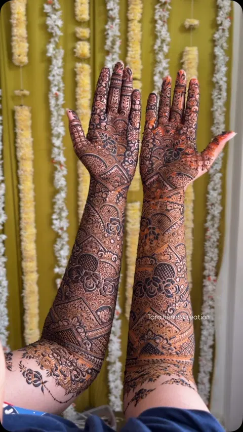 figure front hand mehndi design