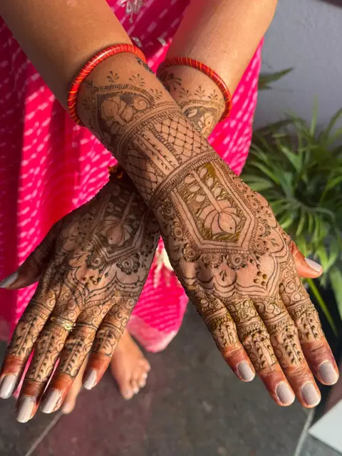 back hand mehndi design