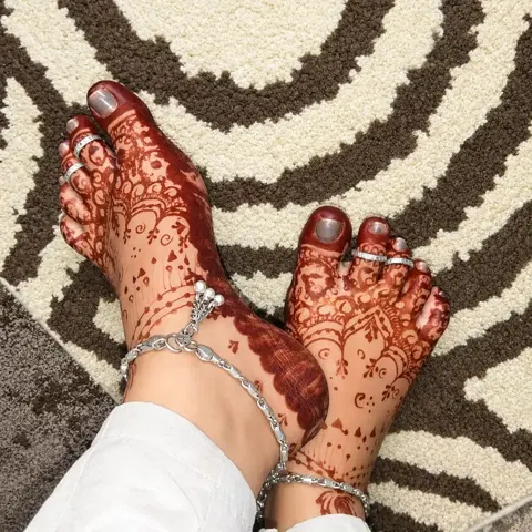 arabic jaal back hand mehndi design