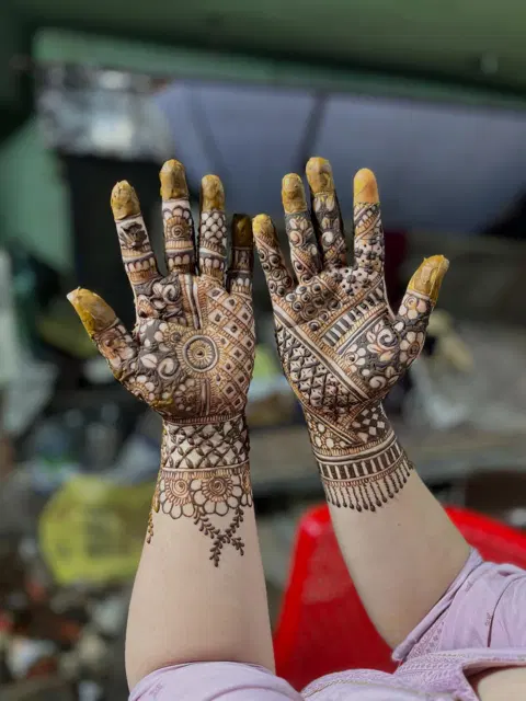 front hand mehndi design