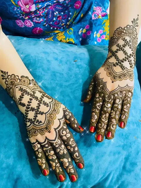 back hand mehndi design