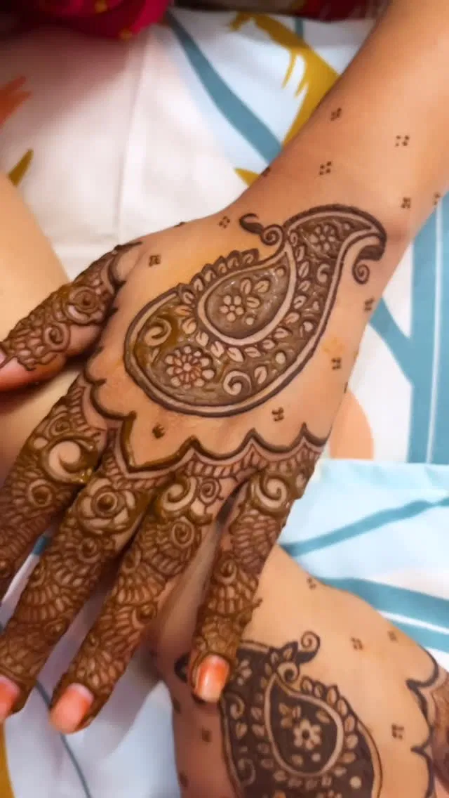 Front Hand Mehndi Design (4)