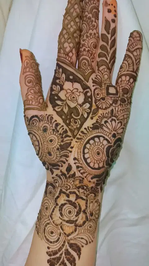 front hand mehndi design