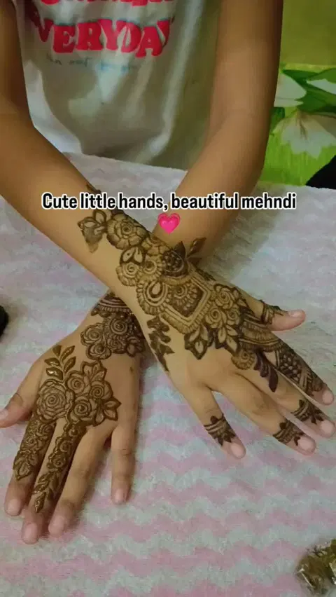 front hand mehndi design