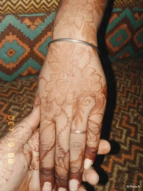 simple back hand mehndi design