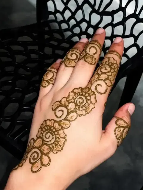 simple finger mehndi design