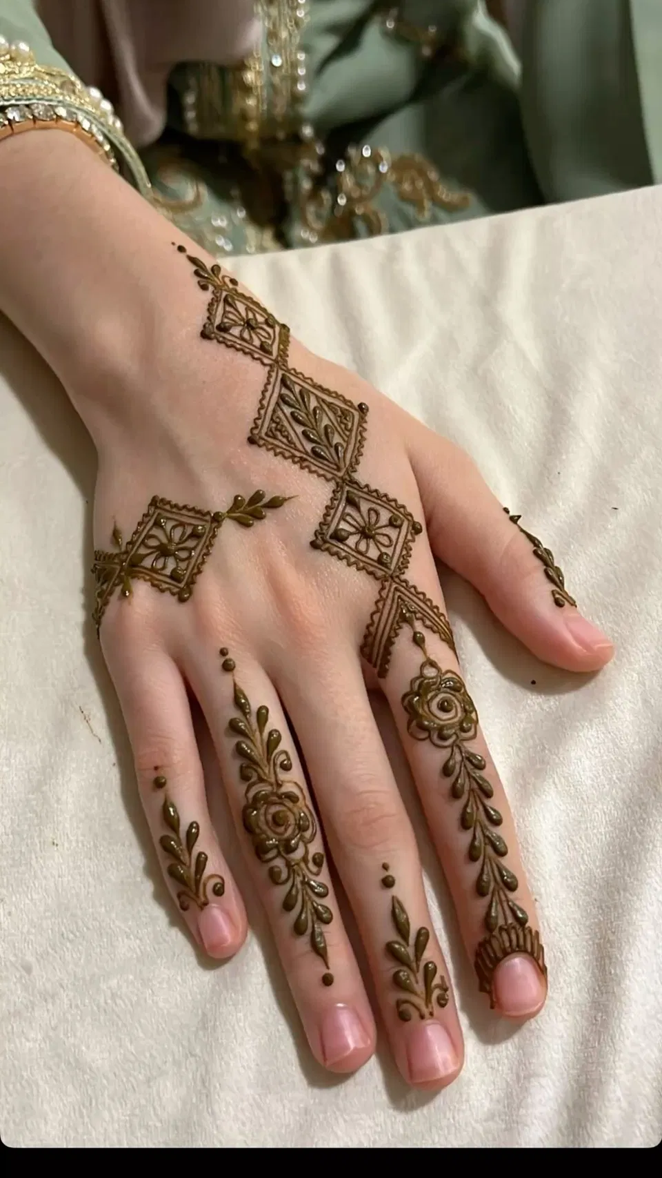 Moroccan Simple Back Hand Mehndi Design
