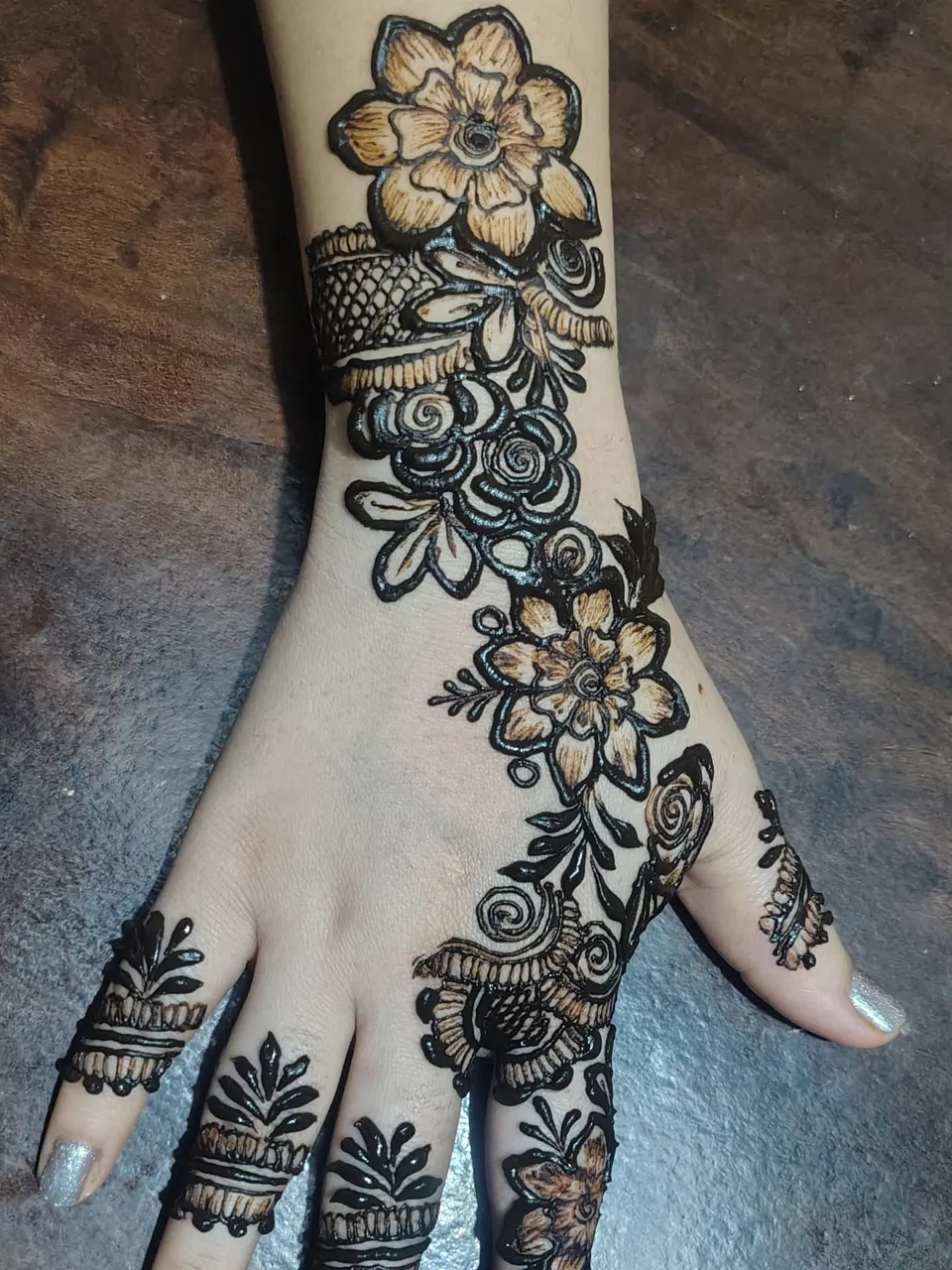 Arabic Mehndi Design with Jaal