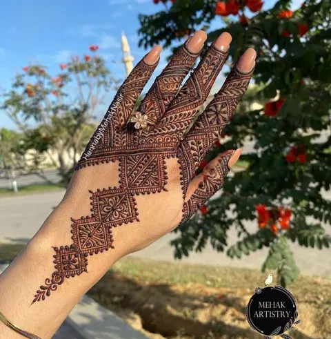 aesthetic bridal circle back hand mehndi design