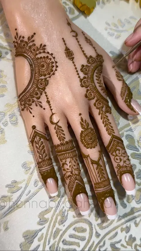 aesthetic arabic back hand mehndi design