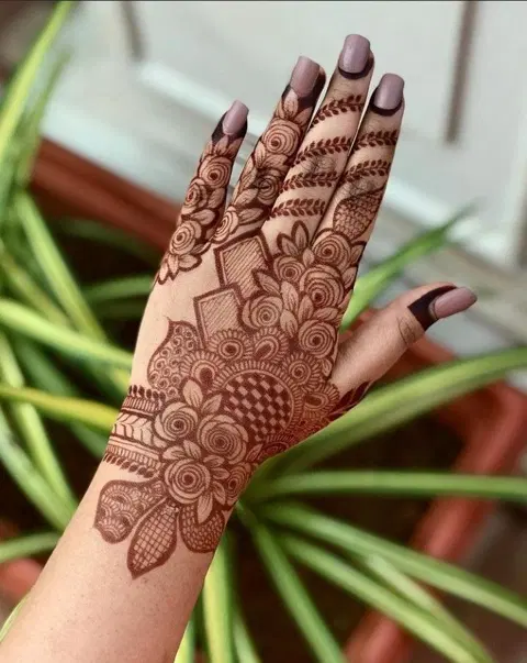 aesthetic arabic circle back hand mehndi design