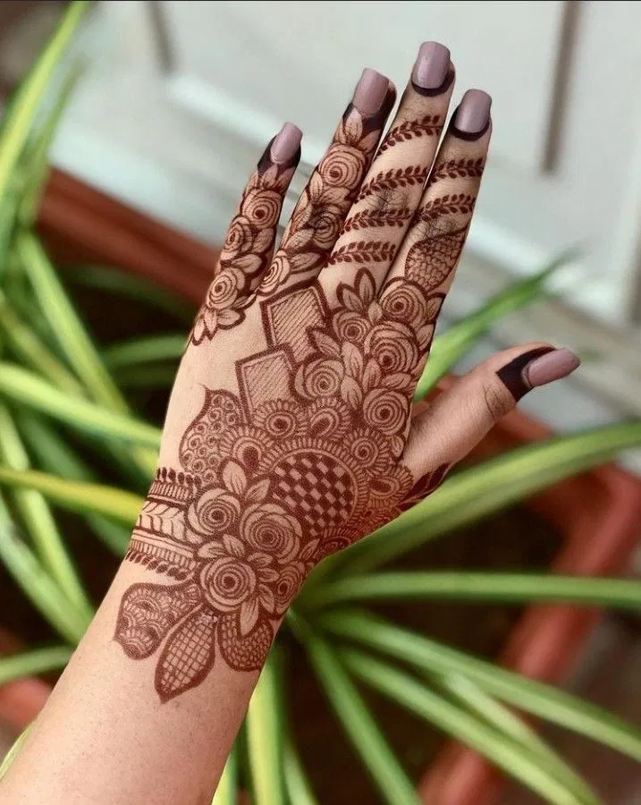 Aesthetic Arabic Back Hand Mehndi Design with Gol Tikki and Flowers (28)