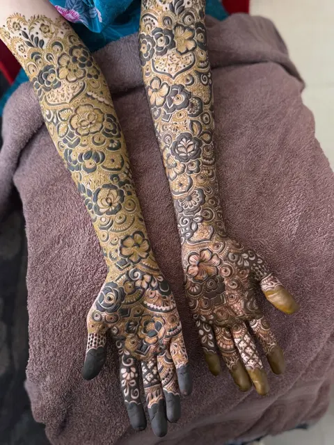 front hand mehndi design