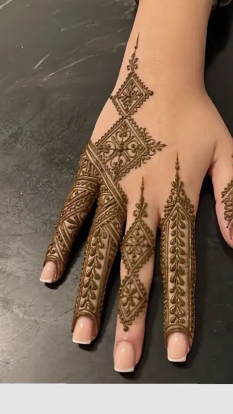aesthetic moroccan back hand mehndi design