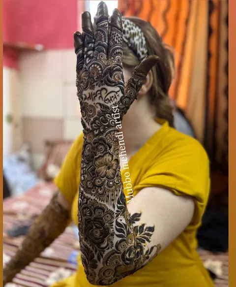 aesthetic bridal figure back hand mehndi design