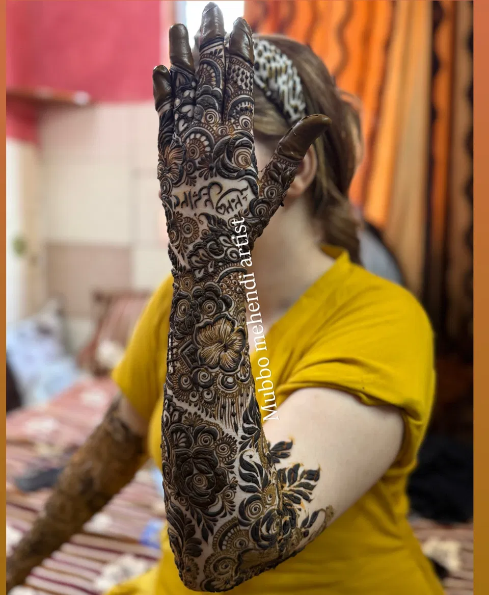 Aesthetic Bridal Back Hand Mehndi Design with Figures and Peacock (6)