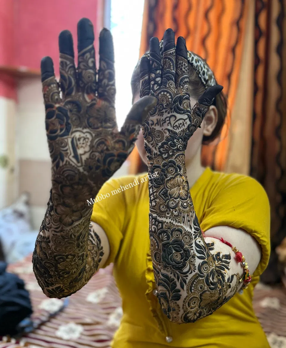 Aesthetic Bridal Full Hand Mehndi Design with Figures and Jaal (3)