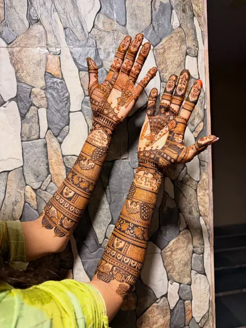 bridal indian figure front hand mehndi design