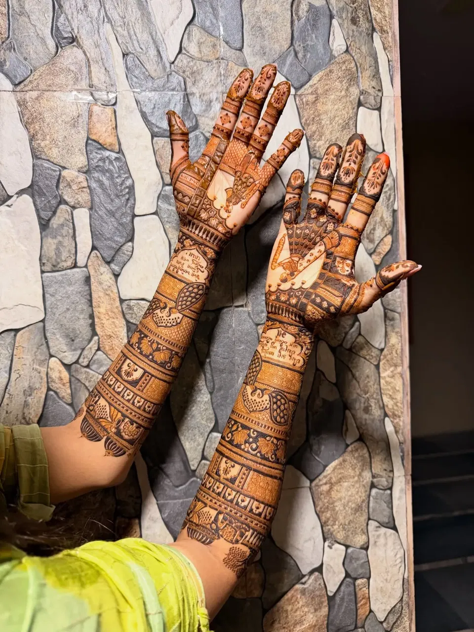 Bridal Indian Front Hand Mehndi Design with Figures and Jaal (4)