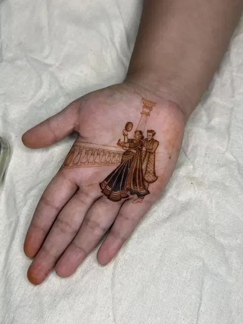 bridal indian figure front hand mehndi design