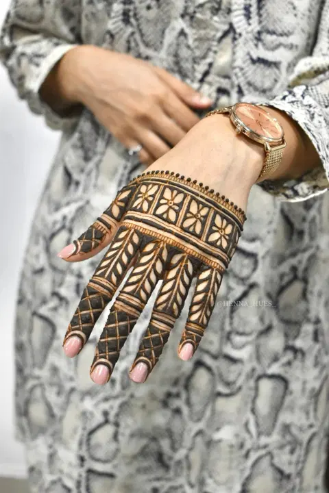 moroccan stylish back hand mehndi design