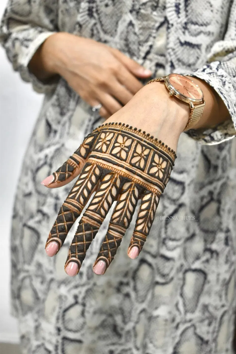 Moroccan Stylish Back Hand Mehndi Design