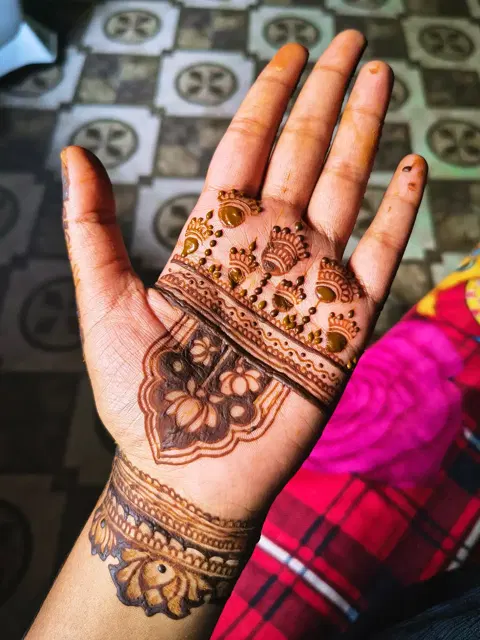 front hand mehndi design