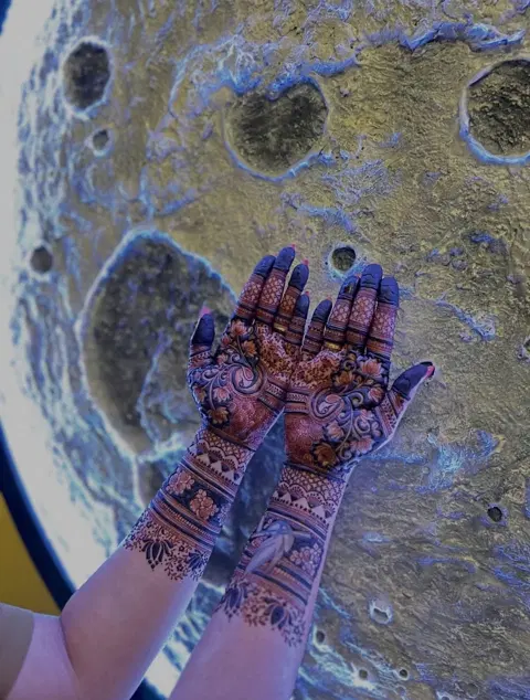bridal moon mehndi design