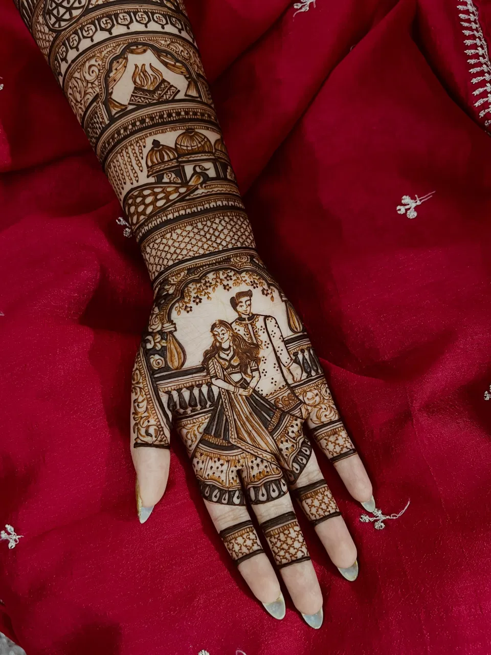 Bridal Back Hand Mehndi Design with Figures (7)