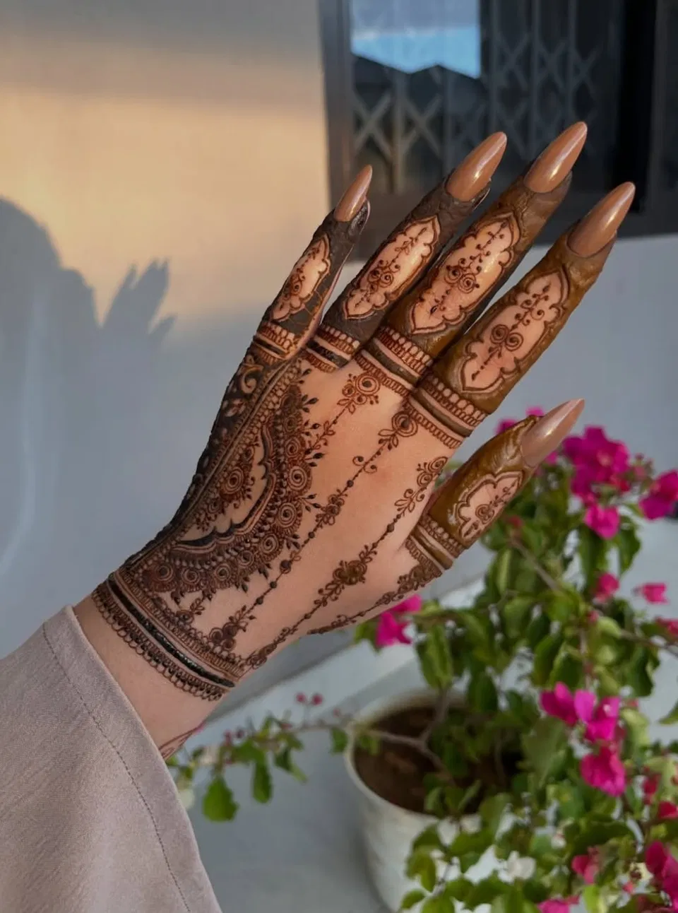 Aesthetic Arabic Back Hand Mehndi Design with Gol Tikki and Flowers for Eid (29)