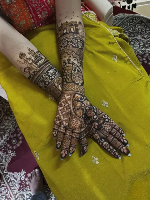 figure full hand mehndi design