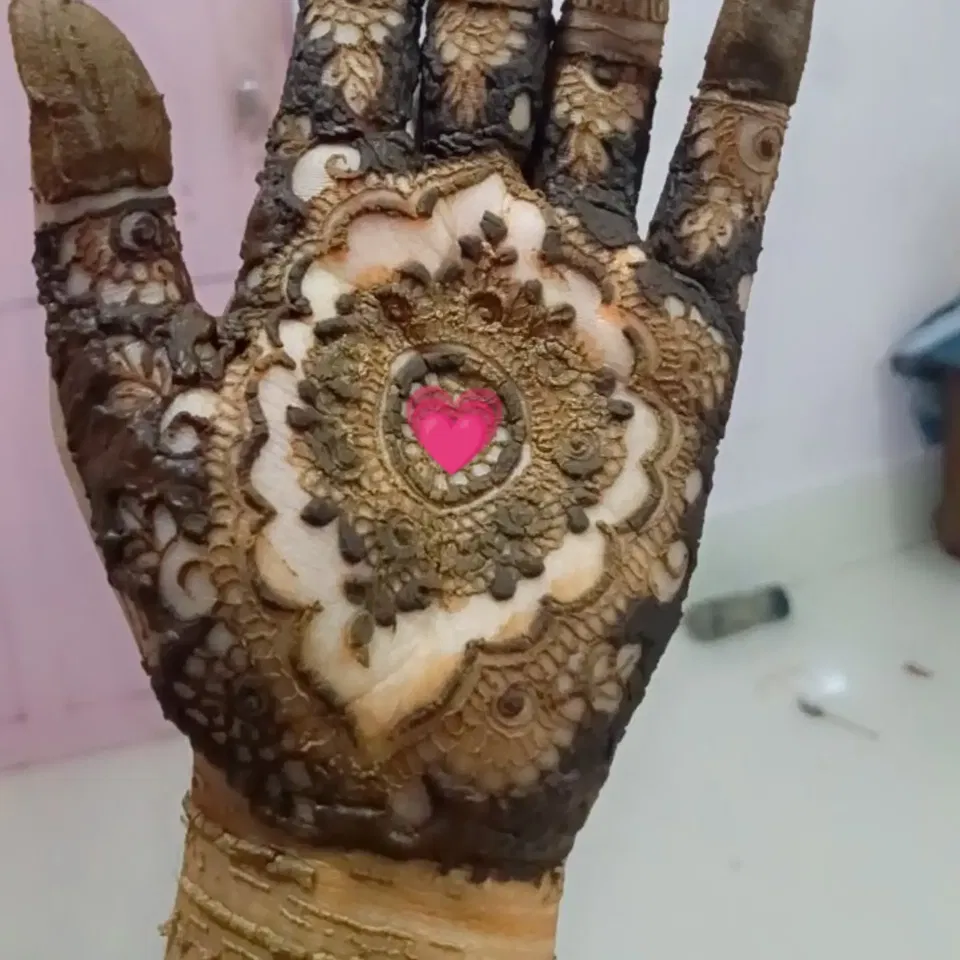 Mehndi Design with Gol Tikki and Hearts
