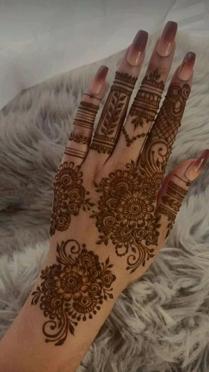 Aesthetic Dubai Back Hand Mehndi Design with Flowers for Eid