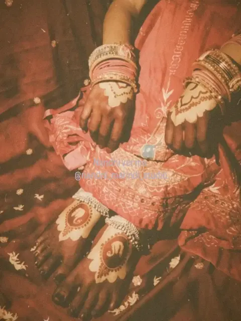 simple figure mehndi design