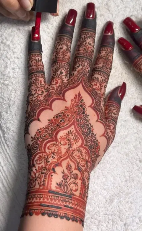 aesthetic bridal back hand mehndi design