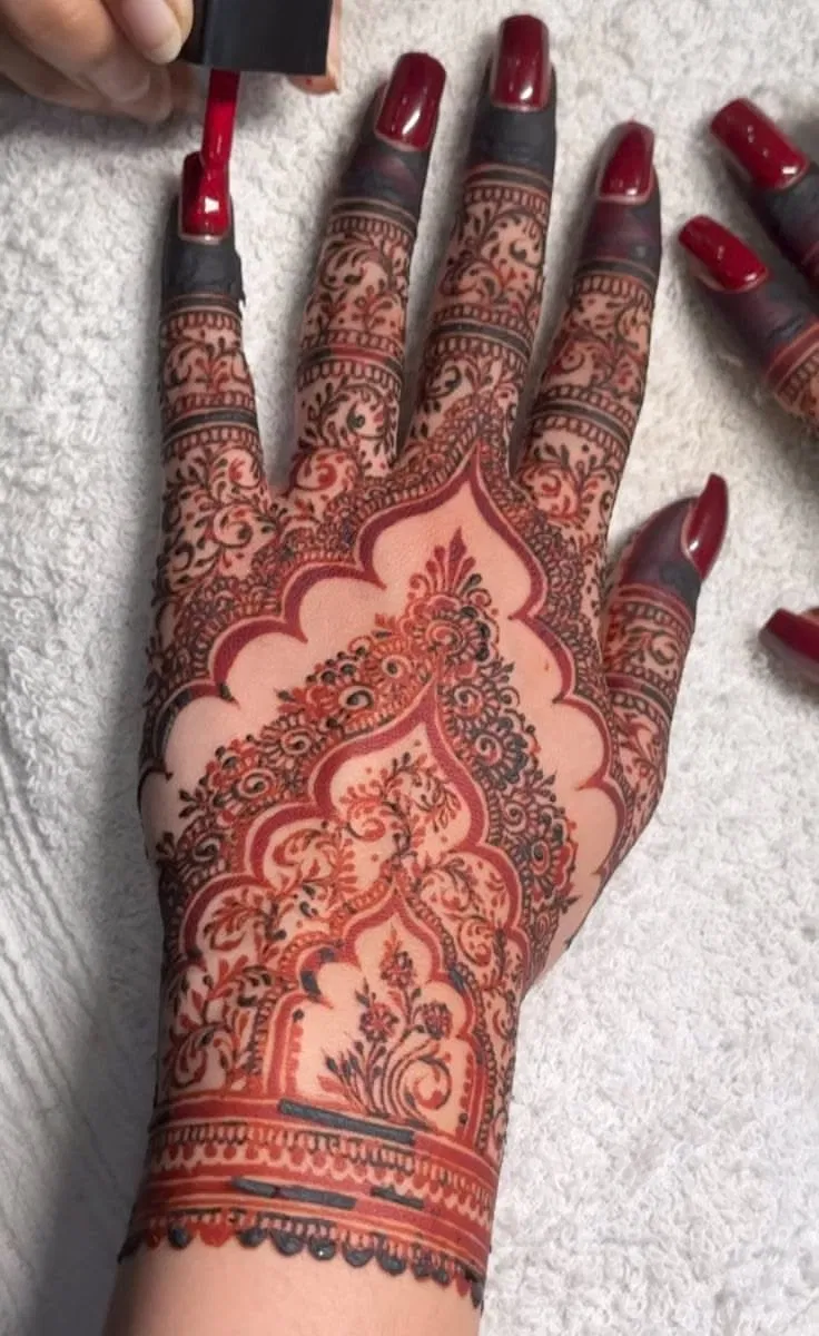 Aesthetic Bridal Back Hand Mehndi Design for Engagement (4)