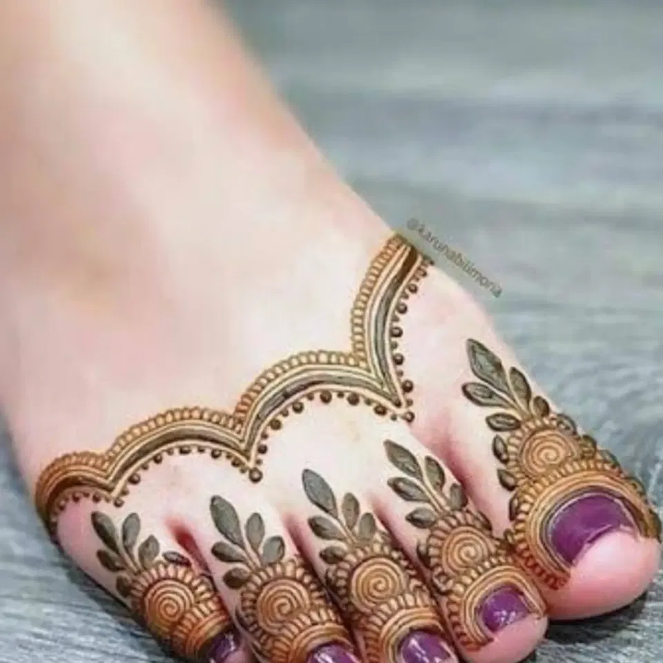 Simple Back Hand Mehndi Design with Gol Tikki
