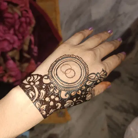 simple circle back hand mehndi design