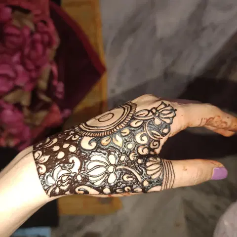 back hand mehndi design