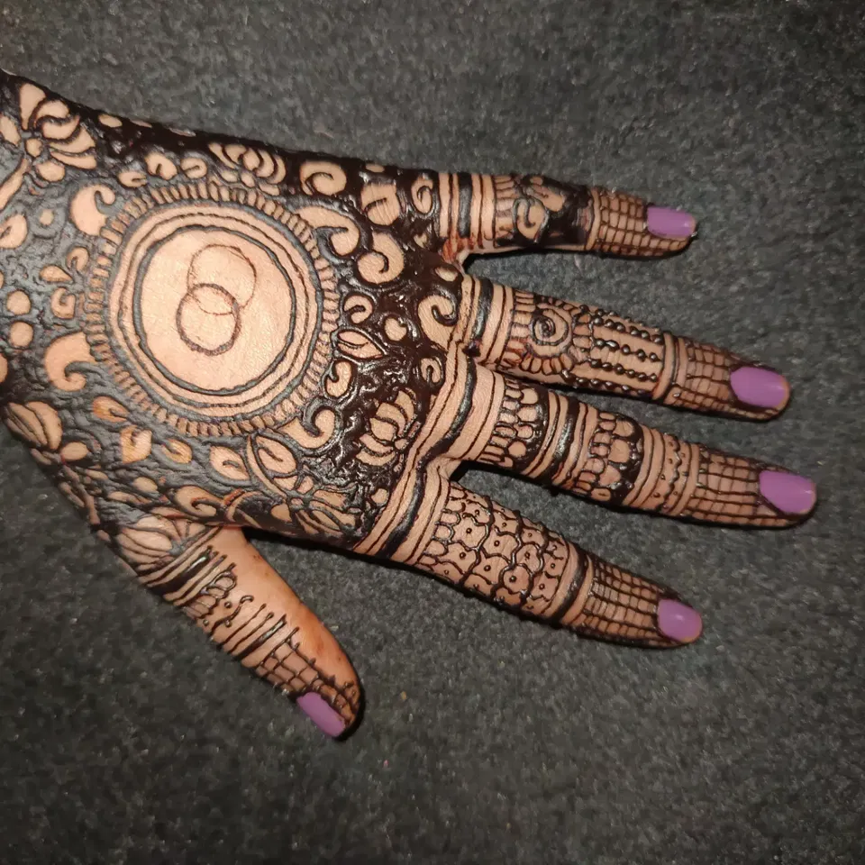 Mehndi Design with Gol Tikki and Moon