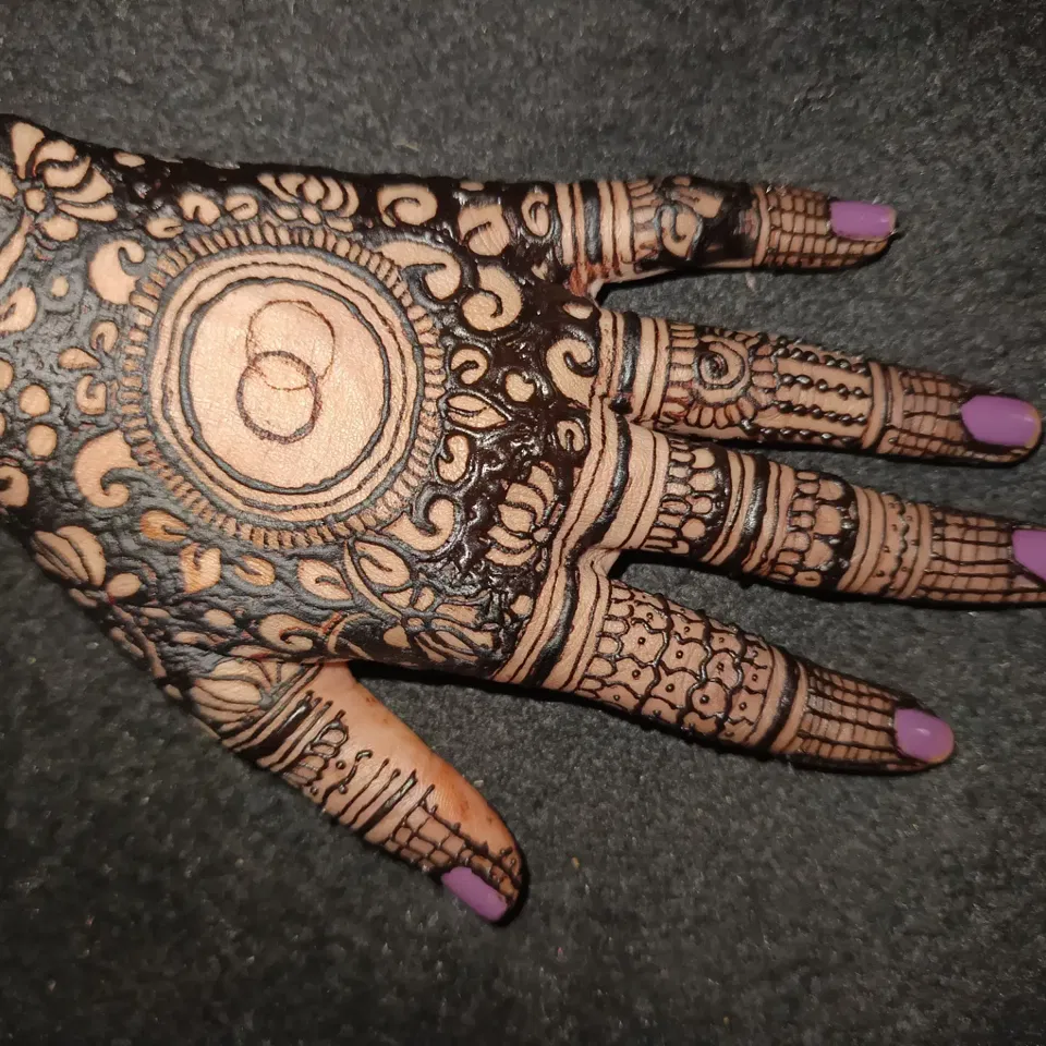 Mehndi Design with Gol Tikki and Moon (2)