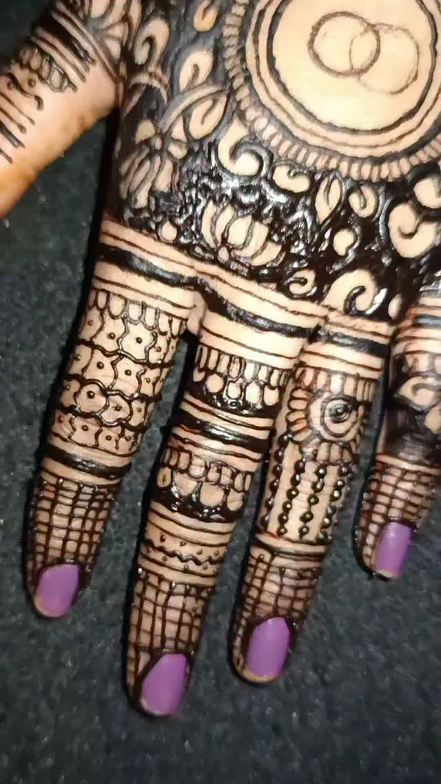 Finger Mehndi Design