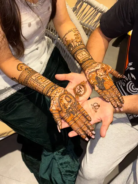 figure front hand mehndi design